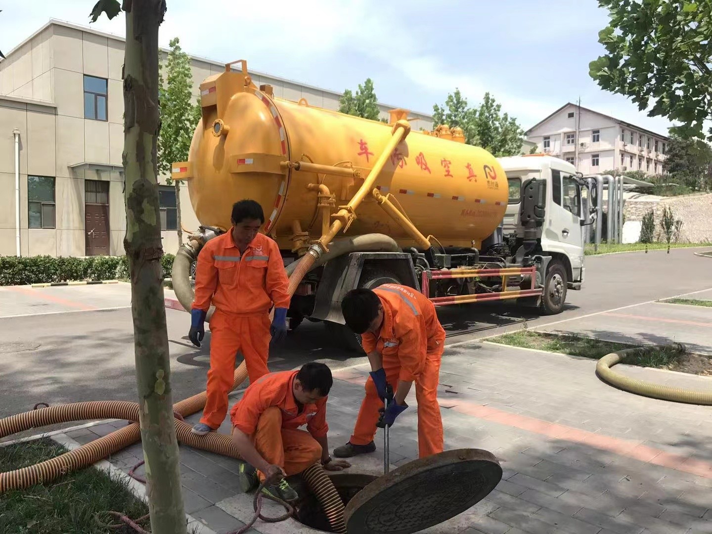 定日管道疏通车停在窨井附近