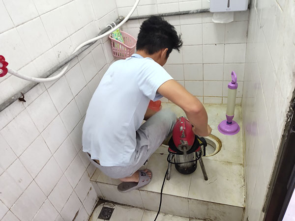 定日管道堵塞冒臭气 专业师傅现场解决问题