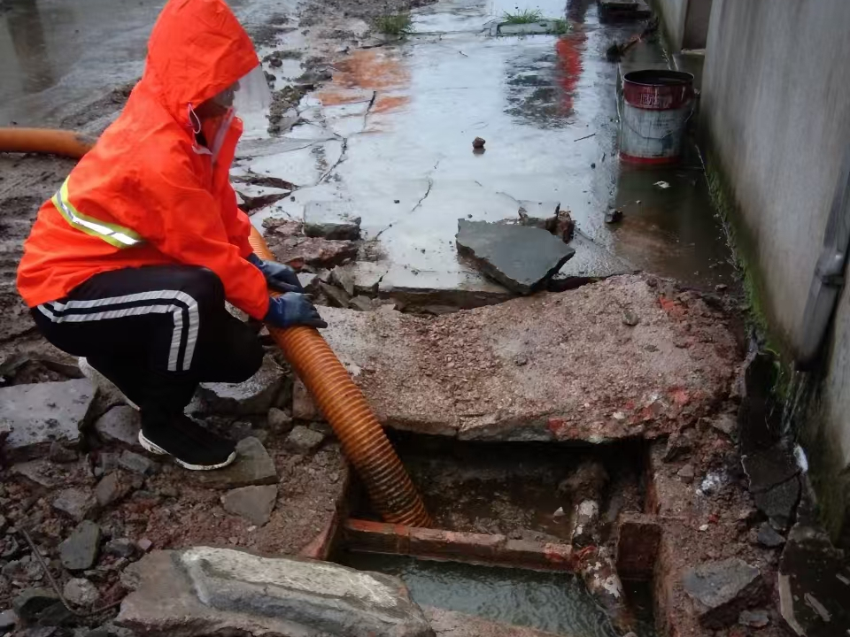 定日专业清理污水池 炜誉市政以规范流程守护城市 “肠道”